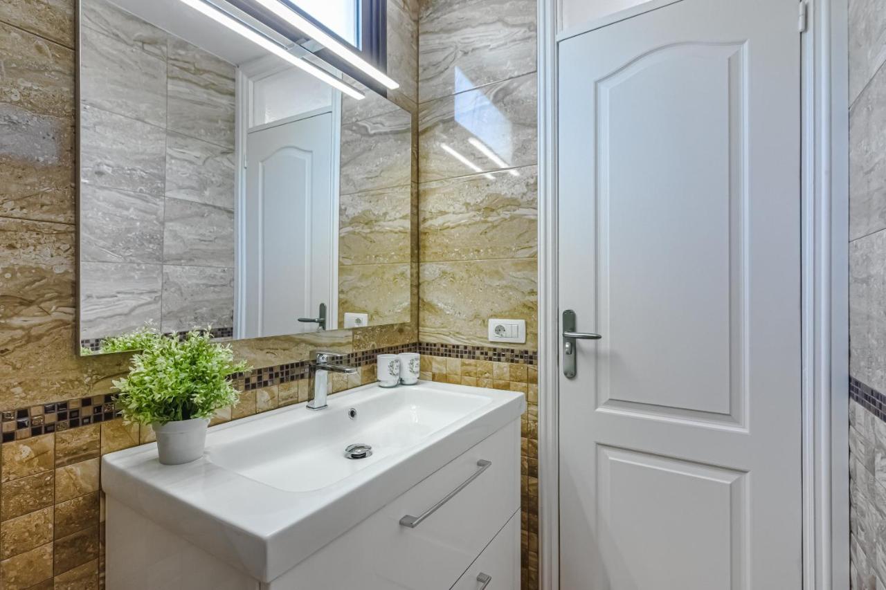 Apartment Apart America - 150 Meters From The Beach, Free Wi-Fi Arona  Εξωτερικό φωτογραφία